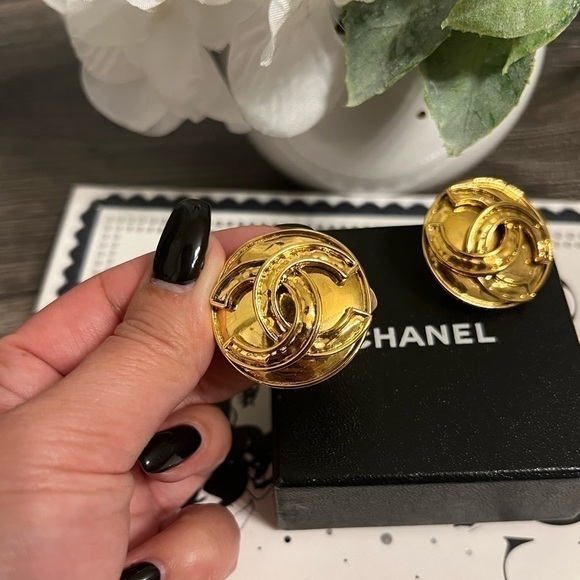Chanel Vintage Gold CC Circle Clip On Earrings - Picture 2 of 7